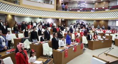 Antalya Büyükşehir Meclisi'nde koltuklar çocuklarda