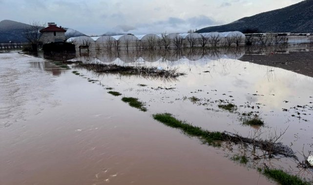 Antalya'da sağanak; dereler taştı, tarım alanlarını su altında kaldı