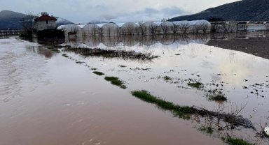 Antalya'da sağanak; dereler taştı, tarım alanlarını su altında kaldı