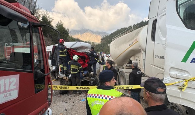 Antalya'da TIR ile minibüs çarpıştı: 7 ölü, 7 yaralı