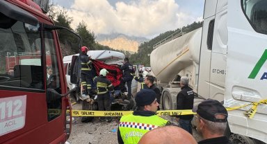 Antalya'da TIR ile minibüs çarpıştı: 7 ölü, 7 yaralı