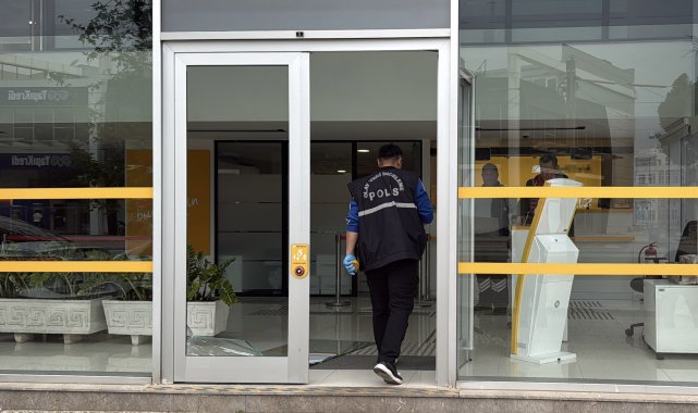 Bankanın kapı camını kırıp kaçtılar