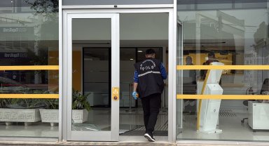 Bankanın kapı camını kırıp kaçtılar