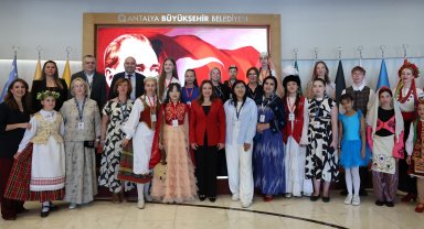 Başkan Vekili Özdemir, dünya çocuklarını ağırladı