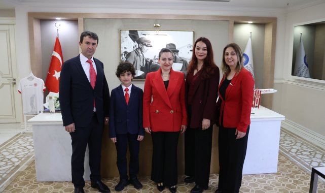 Başkan Vekili Özdemir, koltuğunu çocuk başkana devretti