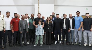 Başkan Vekili Özdemir'den güreşçilere yeni sezon öncesi moral ziyareti