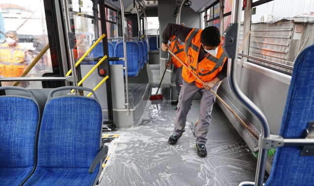 Büyükşehir toplu ulaşım araçlarını temizliyor