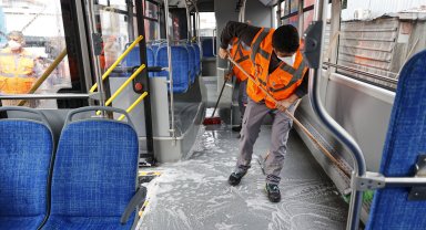 Büyükşehir toplu ulaşım araçlarını temizliyor