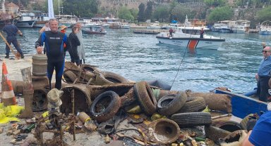 Denizden 5 ton atık çıkarıldı