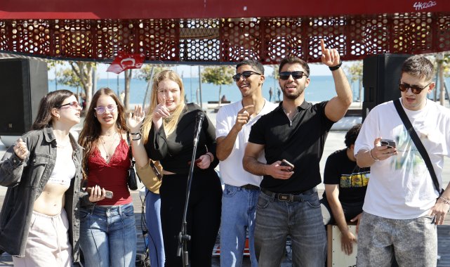 Erasmuslu gençlerden mini konser