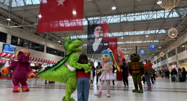 Fraport TAV Antalya Havalimanı'nda 23 Nisan'a özel renkli karşılama