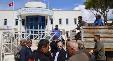 Hortum ve yağıştan zarar gören Kumlucalı çiftçilere sera naylonu desteği