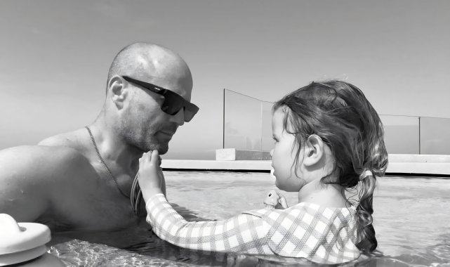 İngiliz oyuncu Jason Statham'dan sonsuzluk havuzunda poz