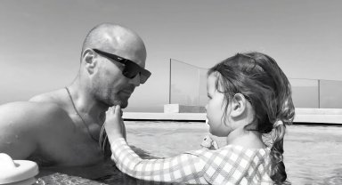 İngiliz oyuncu Jason Statham'dan sonsuzluk havuzunda poz