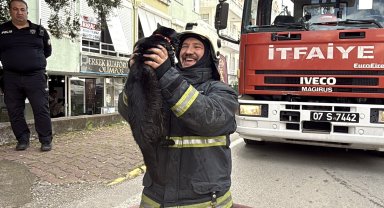 Kalp masajıyla kediyi yaşama bağlayan itfaiye erinin mutluluğu