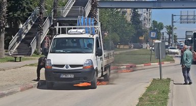 Kamyonette çıkan yangını, yoldan geçen araç sürücüleri söndürdü