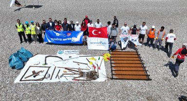 Konyaaltı Sahili'nde deniz dibi ve kıyı temizliği