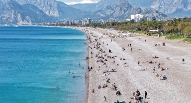 Konyaaltı Sahili'nde yoğunluk