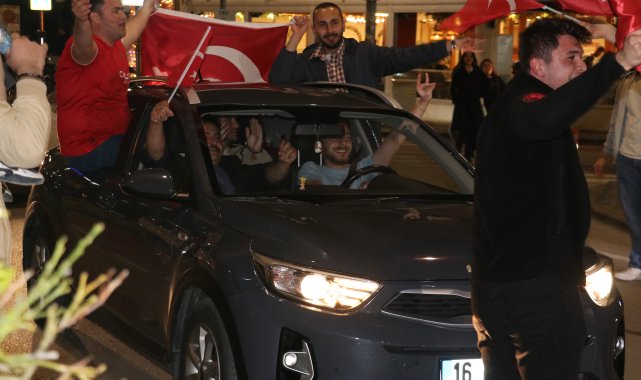 Milli takımın galibiyeti Antalya'da coşkuyla kutlandı