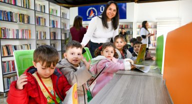 Minik okurlar kütüphanede