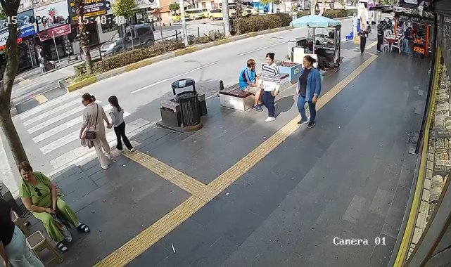 Motosiklet yaya geçidinde anne ve kızına çarptı