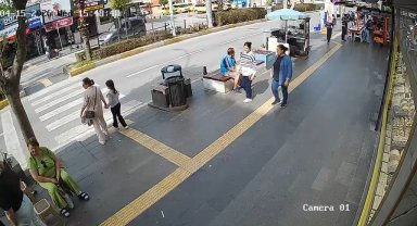 Motosiklet yaya geçidinde anne ve kızına çarptı