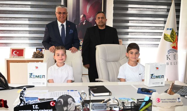 Öğrenciler başkanlık koltuğuna oturdu