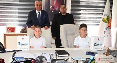 Öğrenciler başkanlık koltuğuna oturdu