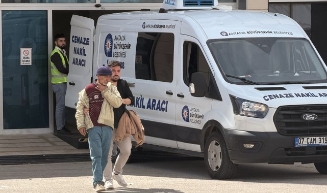 Otomobil ağaca çarptı: 2 ölü, 2 yaralı