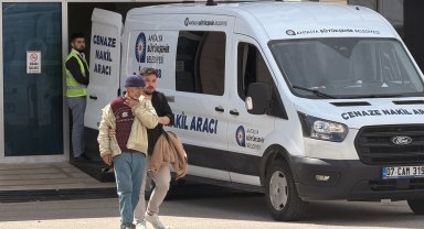 Otomobil ağaca çarptı: 2 ölü, 2 yaralı