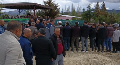 Otomobil ağaca çarptı: 2 ölü, 2 yaralı