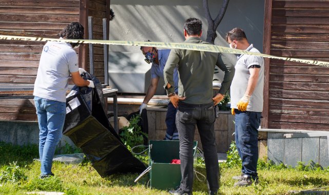 Parktaki LED ekranın ayağında erkek cesedi bulundu