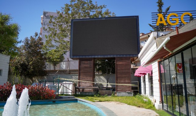 Parktaki LED ekranın ayağında erkek cesedi bulundu