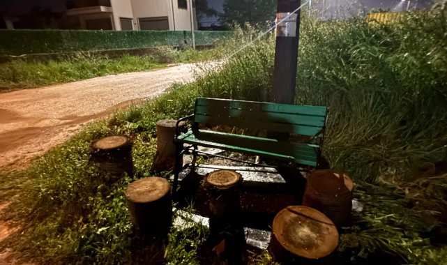 Parktan çalınan bank bulunup, yerine monte edildi