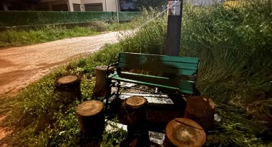 Parktan çalınan bank bulunup, yerine monte edildi