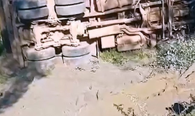 Şarampole devrilen kamyonun şoförü öldü