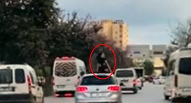 Seyir halindeki aracın üzerinde dans etti