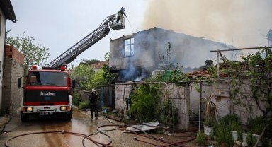 Yangın çıkan evdeki 2 kız kardeş, komşuları tarafından kurtarıldı