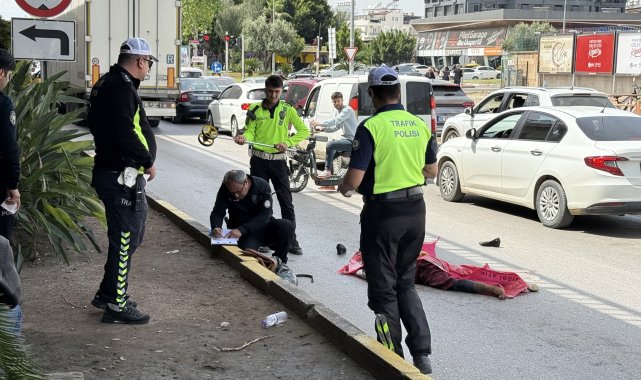 Yol kenarında mendil satarken TIR'ın altında kalan kadın hayatını kaybetti