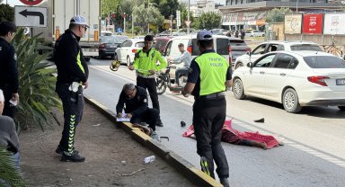 Yol kenarında mendil satarken TIR'ın altında kalan kadın hayatını kaybetti