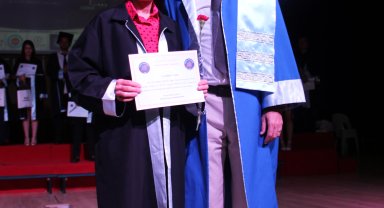 70 yaşında üniversiteden mezun oldu belgesini profesör oğlu verdi