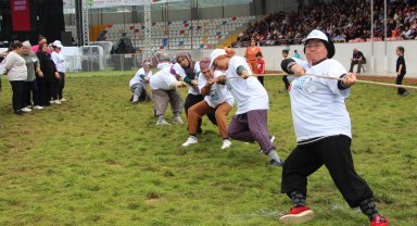 Antalya'da 'Tarım ve Seracılık Festivali'nde halat çekip, domates kasası taşıdılar