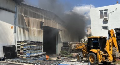 Antalya'da firma deposunda yangın