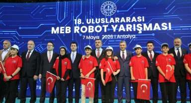 Bakan Tekin, Antalya'da robot yarışmasına katıldı