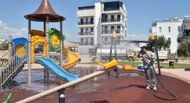 Kepez'de park ve oyun alanlarında hijyen seferberliği