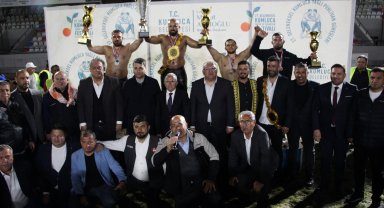 Kumluca'daki Yağlı Pehlivan Güreşleri'nde başpehlivan Orhan Okulu