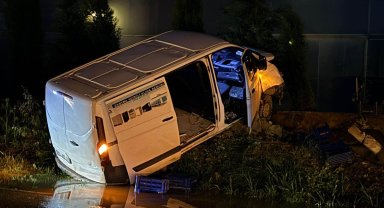 Minibüs, sulama kanalına çarptı: 1 yaralı