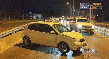 Otomobil bariyere çarptı: 2 yaralı