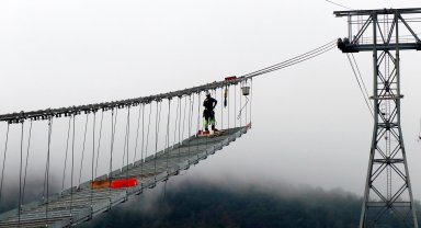 Türkiye'nin en büyük teleferiğinde zorlu bakım çalışması
