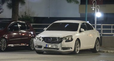 2 otomobil çarpıştı; 2 kişi hastaneye kaldırıldı